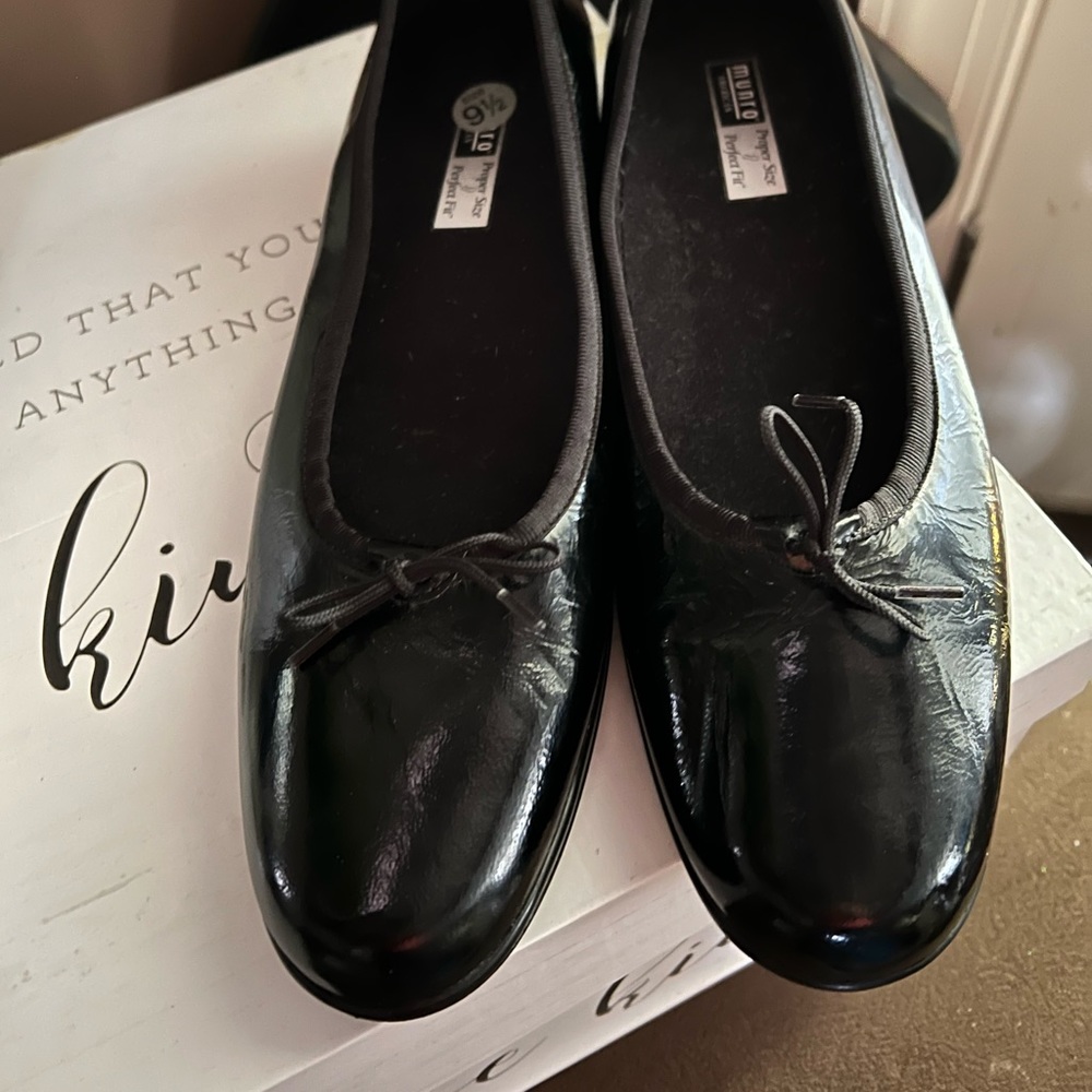 Munro American Black Patent Leather Ballet Slipper Low Wedge Shoe Sz 9.5